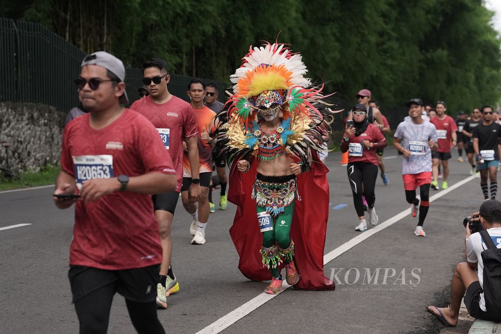 Pelari mengenakan konstum unik saat berpartisipasi dalam Bank Jateng Borobudur Marathon 2024, Minggu (1/12/2024). Borobudur Marathon 2024 diikuti oleh 10.500 pelari dalam tiga kategori, yaitu lari maraton, setengah maraton, dan 10 kilometer. 