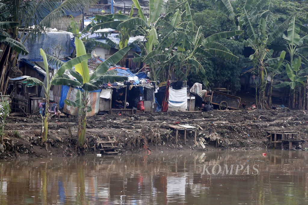 Warga miskin kota beraktivitas di gubugnya yang berada di sempadan Kanal Barat Ciliwung, yang membelah kawasan Tanah Abang, Jakarta, Minggu (23/10/2022). Survei Sosial Ekonomi Nasional yang dilakukan Badan Pusat Statistik mencatat, terjadi penurunan secara nasional tingkat kemiskinan ekstrem dari 2,14 persen pada Maret 2021 menjadi 2,04 persen pada Maret 2022. Tetapi apabila dilihat per daerah, terdapat 14 provinsi mengalami peningkatan kemiskinan ekstrem, termasuk DKI Jakarta.