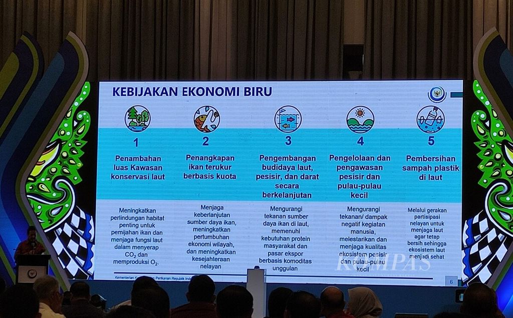 Menteri Kelautan dan Perikanan Sakti Wahyu Trenggono (kiri) memberikan sambutannya dalam pembukaan acara rapat kerja teknis Badan Riset dan Sumber Daya Manusia Kelautan dan Perikanan (BRSDMKP) di Jimbaran, Kuta Selatan, Kabupaten Badung, Bali, Selasa (14/3/2023).