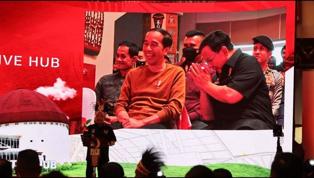 Menteri Pertahanan Prabowo Subianto mendampingi Presiden Joko Widodo dalam kunjungan kerja ke Papua meresmikan gedung Papua Youth Creative Hub (PYCH) dan peluncuran produk-produk kreativitas di Kota Jayapura.