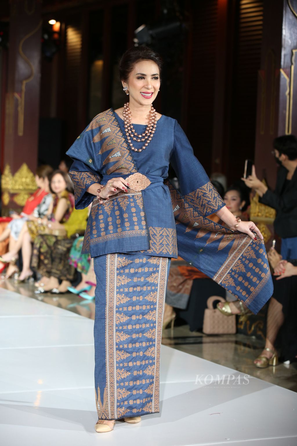 Desainer Ghea Panggabean menghadirkan songket palembang dan songket lintau tanah datar dalam acara  Pesona Wastra Warna Alam”, di Jakarta, Kamis (2/3/2023).  