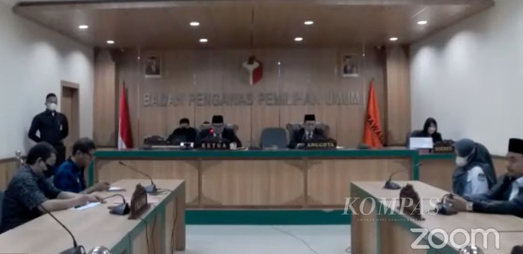 Tangkapan layar sidang Penanganan Dugaan Pelanggaran Administrasi Pemilu 2024 yang dilangsungkan di Kantor Bawaslu, Jakarta, Senin (20/3/2023). Putusan tersebut berdasarkan laporan nomor 001/LP/ADM/BWSL/00.00/III/2023 yang diajukan Agus Priyono dan Dominggus Oktavianus Tobu Kiik selaku pelapor dari Prima dengan KPU sebagai pihak terlapor.