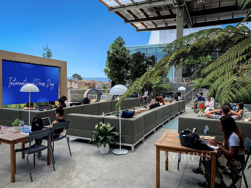 Suasana taman di Gedung MPK 21 Facebook di Menlo Park, California, Kamis (13/6/2019). Taman ini juga digunakan untuk bekerja dengan akses Wifi super cepat. Facebook bahkan membangun rooftop dengan taman luas sehingga pegawai Facebook dapat berjalan keliling taman.