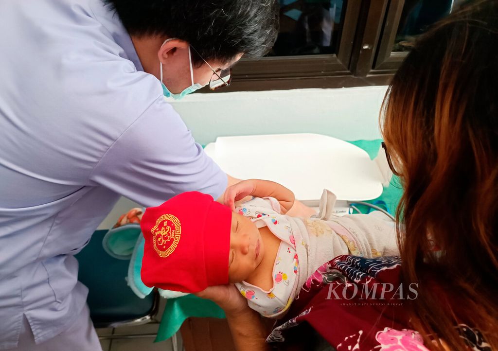 Ibu dan anak memeriksakan kesehatan mereka pascapersalinan di Pusksemas Halmahera, Kota Semarang, Jawa Tengah, Selasa (4/6/2024). 