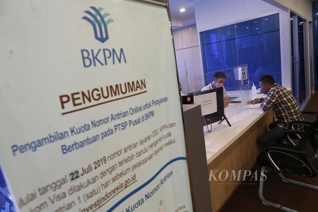Calon investor berkonsultasi tentang perizinan investasi di Kantor Kementerian Investasi/Badan Koordinasi Penanaman Modal, Jakarta, Senin (26/9/2022). Indonesia menargetkan investasi tahun ini sebesar Rp 1.200 triliun.