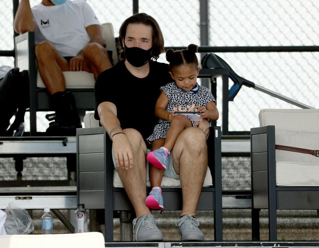 Alexis Ohanian, suami petenis Serena Williams dan putrinya, Alexis Olympia Ohanian Jr., menyaksikan pertandingan antara Serena dan Bernarda Pera dalam turnamen Top Seed Open, di Lexington, Kentucky, AS, 11 Agustus 2020.