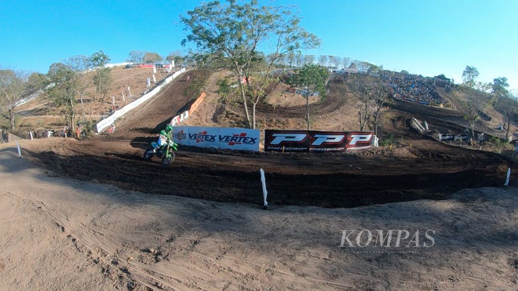 Pebalap tim Kawasaki, Romain Febvre, melintasi tikungan di Sirkuit Samota, Sumbawa Besar, NTB, dalam balapan MXGP, Minggu (25/6/2023).