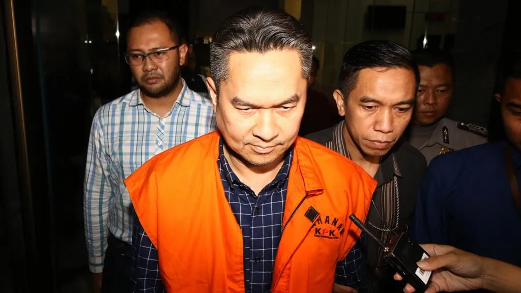 Direktur Keuangan PT Angkasa Pura II Andra Y. Agussalam mengenakan rompi tahanan seusai menjalani pemeriksaan terkait Operasi Tangkap Tangan (OTT) kasus dugaan korupsi di PT Angkasa Pura II di Gedung KPK, Jakarta, Jumat (2/8/2019). KPK menahan dua orang tersangka kasus dugaan korupsi pengadaan pekerjaan Baggage Handling System (BHS) di PT Angkasa Pura Properti, yakni Direktur Keuangan PT Angkasa Pura II Andra Y. Agussalam sebagai penerima suap dan Staf PT INTI Taswin Nur sebagai pemberi suap. ANTARA FOTO/Rivan Awal Lingga