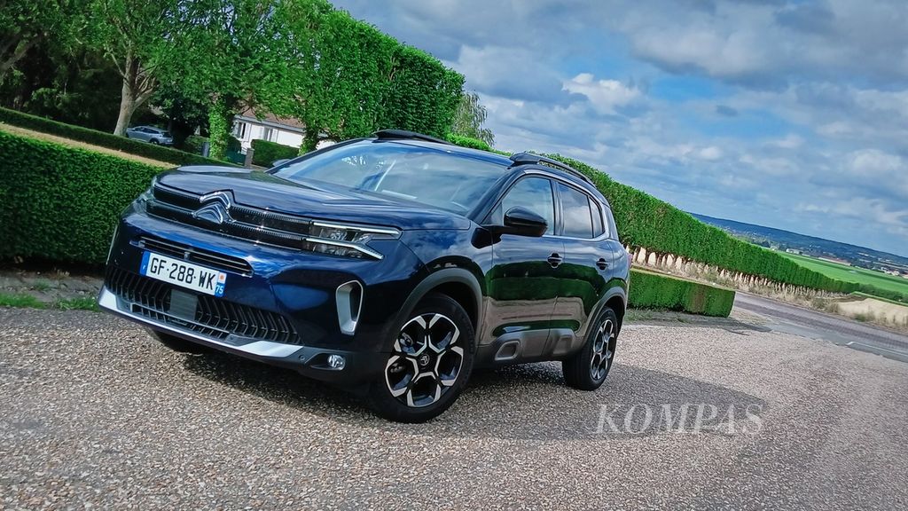 Citroen C5 Aircross merupakan mobil SUV segmen keluarga yang berbodi besar dan lega. <i>Kompas</i> menguji kendara mobil ini dari Paris ke Evreux, Perancis, Rabu (19/7/2023).
