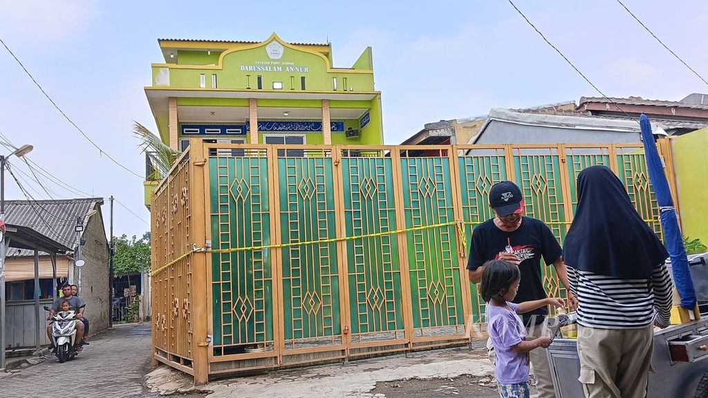 Aktivitas warga di depan Panti Asuhan Darusalam An-Nur Kunciran Indah, Kecamatan Pinang, Kota Tangerang, Banten, Minggu (6/1/2024). Di panti asuhan itu, sebanyak 18 anak diduga menjadi korban kekerasan seksual.