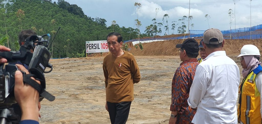 Area untuk rumah-rumah tapak para menteri. Sebanyak 36 rumah akan dibangun di Ibu Kota Nusantara. Presiden Joko Widodo meninjau perkembangan pembangunan, Kamis (23/2/2023).