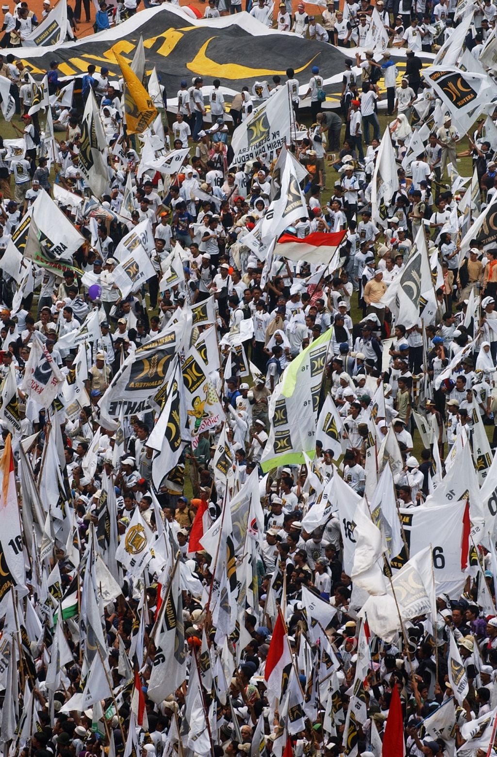 Simpatisan Partai Keadilan Sejahtera dalam kampanye terbuka putaran terakhir Pemilu 2004, Massa PKS memenuhi Stadion Utama Gelora Bung Karno, Senayan, Jakarta, Selasa (30/3/2004)
