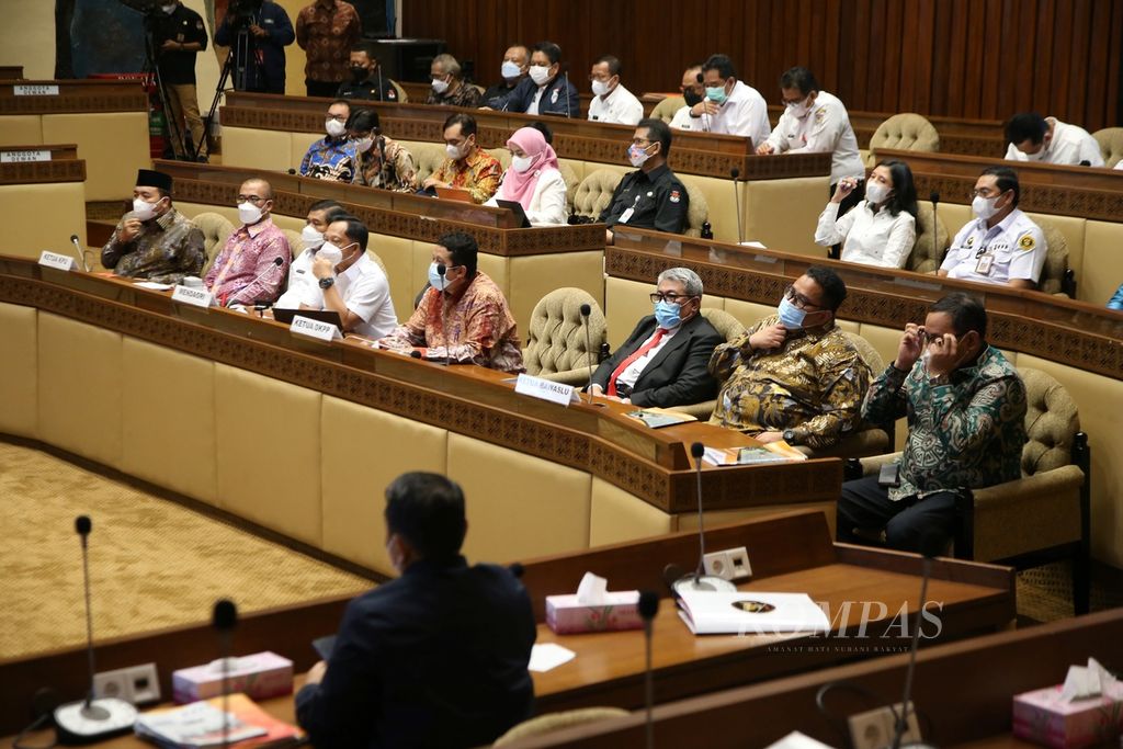 Menteri Dalam Negeri Tito Karnavian (keempat kiri), bersama Ketua Komisi Pemilihan Umum (KPU) Hasyim Asyari (kedua kiri), Ketua Dewan Kehormatan Penyelenggara Pemilihan Umum (DKPP) Muhammad (keempat kanan), Ketua Badan Pengawas Pemilu Rahmat Bagja (dua kanan) didampingi anggota KPU Mochammad Afifuddin (kiri), anggota DKPP Teguh Prasetyo (ketiga kanan), dan anggota Bawaslu Puadi (kanan) mengikuti Rapat Kerja/Rapat Dengar Pendapat dengan Komisi II DPR di Kompleks Parlemen, Senayan, Jakarta, Rabu (13/4/2022). Agenda rapat adalah pembahasan persiapan pemilu serentak tahun 2024. Selain itu, pertemuan ini adalah rapat kerja perdana anggota KPU dan Bawaslu terpilih periode 2022-2027.