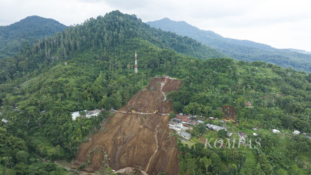 Foto aerial longsor yang memutus jalur Cipanas Cianjur di Kecamatan Cugenang, Kabupaten Cianjur, Jawa Barat, Selasa (22/11/2022). Pembersihan material longsor di jalur utama yang menghubungkan Kabupaten Bogor menuju Kabupaten Cianjur tersebut dilakukan dengan menggunakan alat berat.