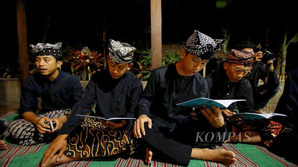 https://assetd.kompas.id/obxYdTfTFdFcmJk1vNwjbx2gsMY=/1024x576/filters:watermark(https://cdn-content.kompas.id/umum/kompas_main_logo.png,-16p,-13p,0)/https%3A%2F%2Fkompas.id%2Fwp-content%2Fuploads%2F2019%2F11%2FKomunitas-Pemerhati-Naskah-Kuna_85255136_1574701699.jpg