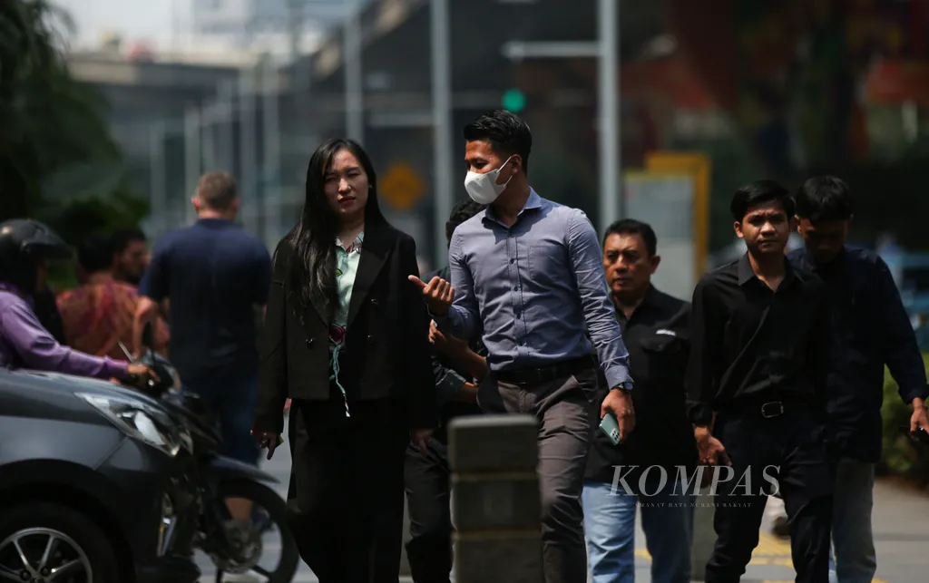 Pekerja keluar dari gedung perkantoran saat jam istirahat di kawasan Setiabudi, Jakarta Selatan,Senin (20/5/2024). Merujuk data Badan Pusat Statistik (BPS), tingkat pengangguran terbuka turun tipis 0,54 persen, yakni dari 5,86 persen pada Agustus 2022 menjadi 5,32 persen pada Agustus 2023. Tingkat pengangguran terbuka 5,32 persen artinya ada lima orang mengangur di antara 100 orang angkatan kerja.