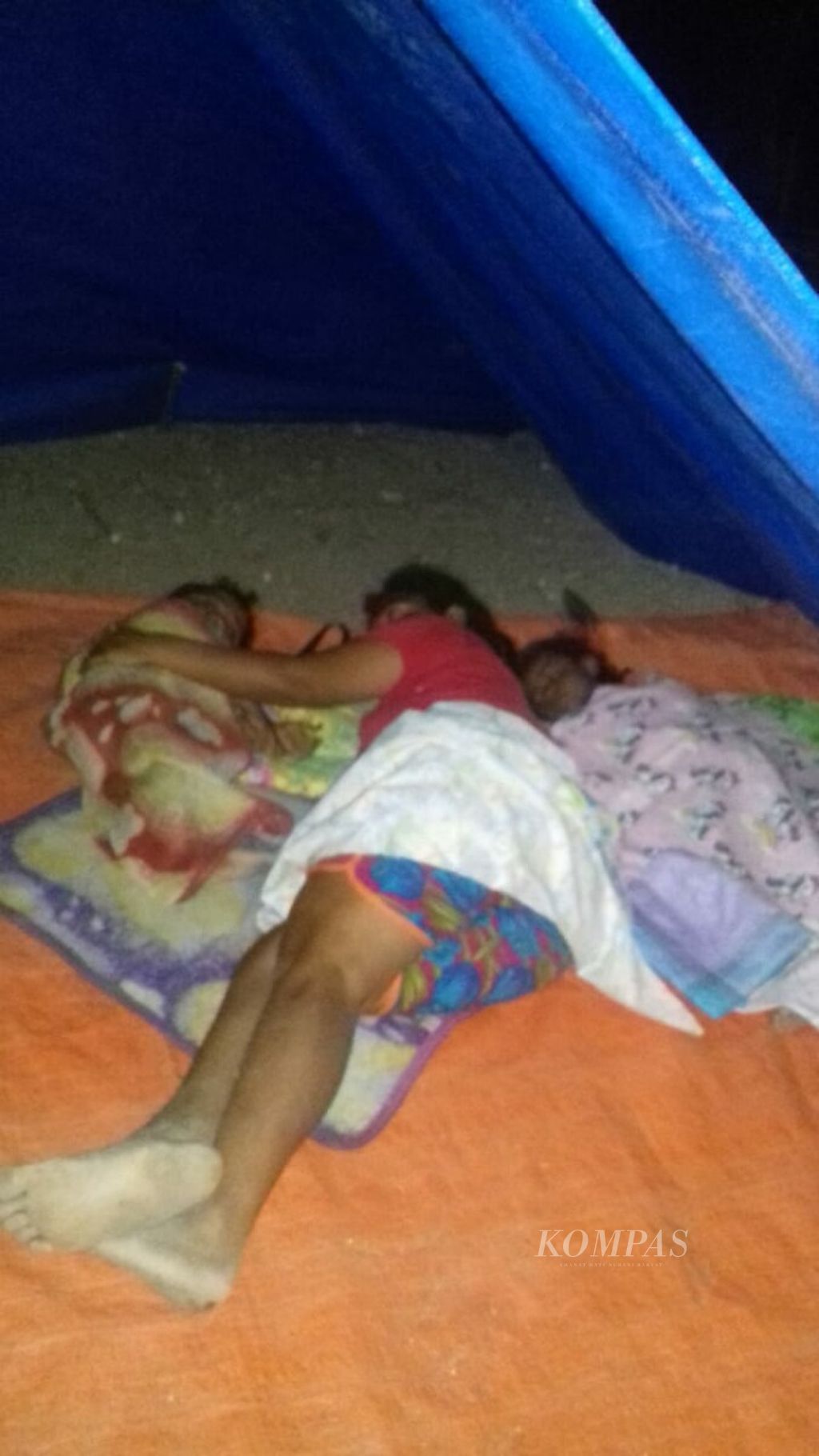https://assetd.kompas.id/of9POg9gz4LduFq5-SdcwrXLzEs=/1024x1820/filters:watermark(https://cdn-content.kompas.id/umum/kompas_main_logo.png,-16p,-13p,0)/https%3A%2F%2Fkompas.id%2Fwp-content%2Fuploads%2F2020%2F08%2F20200821korf-ibu-dan-anak2nya-tidur-di-besipae_1598012912.jpg