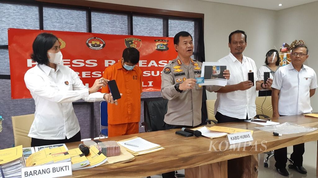 Direktorat Reserse Kriminal Khusus Polda Bali, Rabu (10/8/2022), mengumumkan hasil pengungkapan kasus kejahatan siber berupa penyebaran konten pornografi melalui media sosial. Polisi menyatakan sudah menetapkan dua tersangka, yang merupakan suami dan istri.
