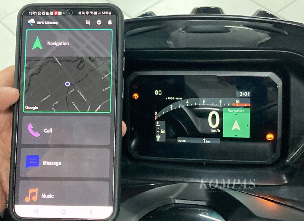 Fitur koneksi dengan ponsel pintar yaitu Honda Roadsync pada New Honda PCX160 tipe RoadSync. 