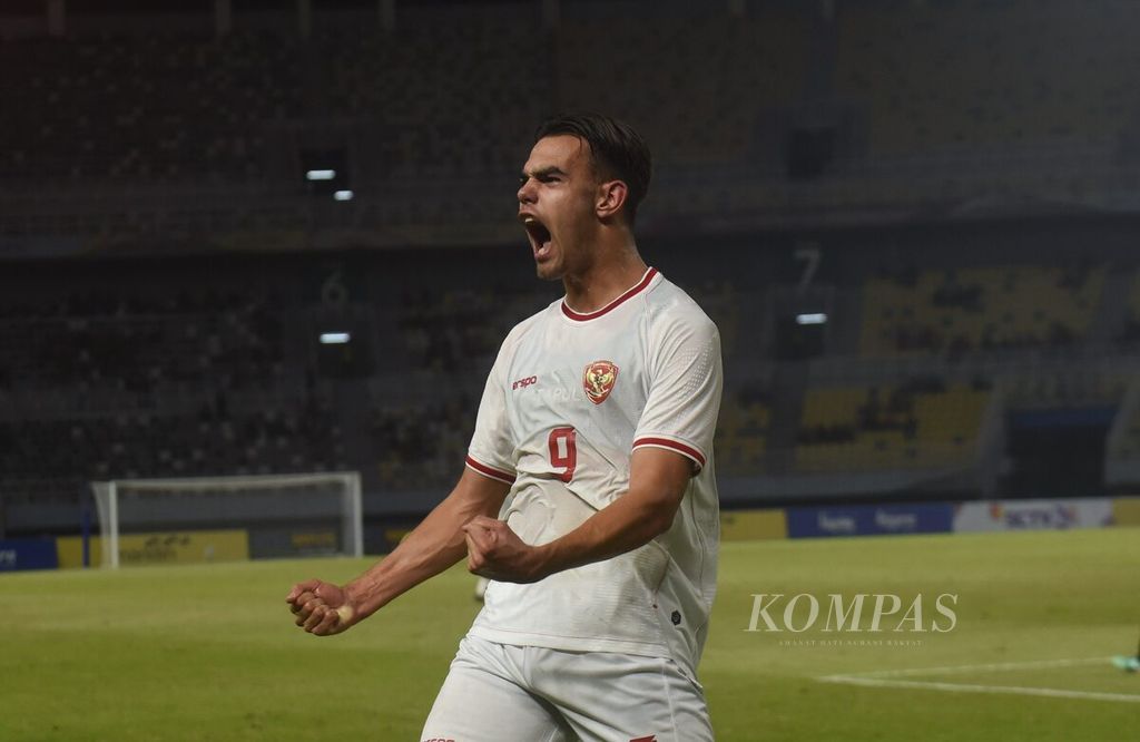 Luapan kegembiraan pemain Indonesia, Jens Raven, setelah mencetak gol keduanya ke gawang Timor Leste dalam laga penyisihan Grup A Piala AFF U-19 di Stadion Gelora Bung Tomo, Surabaya, Rabu (23/7/2024).  Jens juga mencetak gol kemenangan Indonesia pada laga final melawan Thailand. 