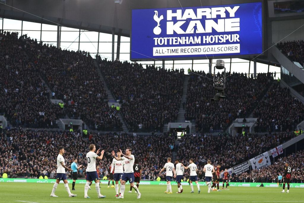 Pemain Tottenham Hotspur Harry Kane (kedua dari kiri), bersama rekan-rekannya, merayakan golnya ke gawang manchester City pada laga Liga Inggris di Stadion Tottenham Hotspur, London, Minggu (5/2/2023). Gol itu merupakan gol ke-267 Kane di semua kompetisi bagi Tottenham dan menjadi rekor gol terbanyak di klub. Tottenham menang 1-0 pada laga itu.