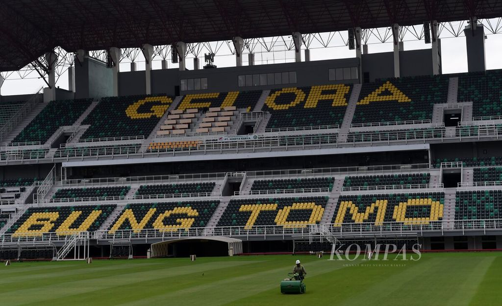 Pekerja merawat rumput Stadion Gelora Bung Tomo di tengah persiapan sebagai tempat penyelenggaraan Piala Dunia U-20, Surabaya, Jawa Timur, Selasa (28/3/2023). Sejumlah persiapan masih terus dilakukan di stadion yang akan menjadi salah satu tempat penyelenggaraan Piala Dunia U-20 tersebut. Namun, FIFA mencabut status Indonesia sebagai tuan rumah.