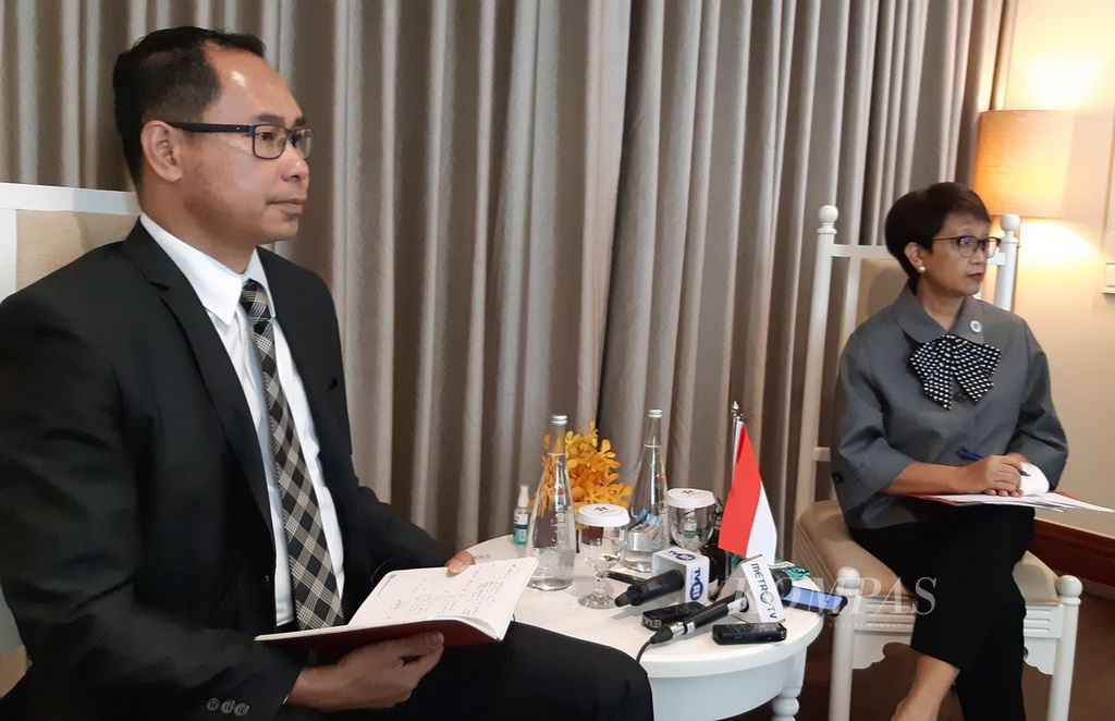 Menteri Luar Negeri Retno LP Marsudi (kanan) dan Direktur Perlindungan Warga Negara Indonesia Kemenlu Judha Nugraha memberi taklimat media di Phnom Penh, Kamboja, Kamis (4/8/2022). Mereka melaporkan perkembangan penanganan kasus perdagangan orang yang dialami oleh 70 WNI.