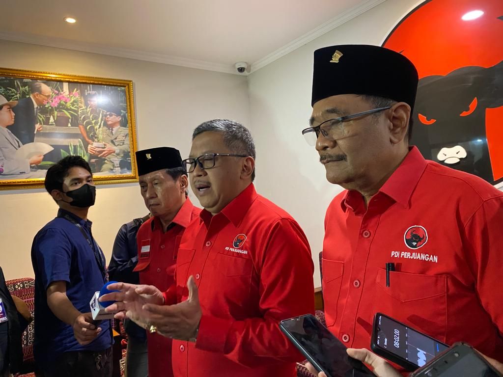 Sekretaris Jenderal PDI-P Hasto Kristiyanto (tengah) di Sekolah Partai PDI-P, Jakarta, Kamis (23/2/2023).