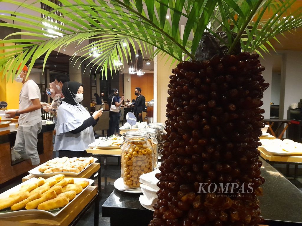 Aneka menu paket berbuka puasa yang disajikan oleh Hotel Santika Premier Malang, Jawa Timur (30/4/2022) untuk menyambut Bulan Ramadhan 1443 H. Seiring normalnya aktivitas publik, kegatan Ramadhan seperti buka puasa dan tingkat okupansi selama masa libur Lebaran di hotel ikut meningkat.