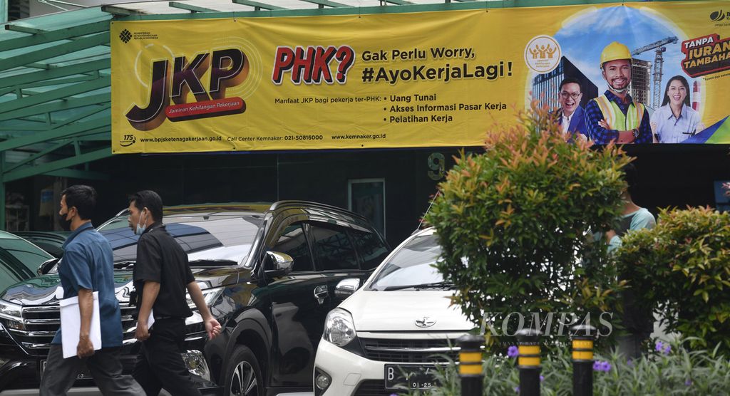 Sosialiasasi program Jaminan Kehilangan Pekerjaan (JKP) terpampang di salah satu kantor BPJS Ketenagakerjaan di Jakarta Pusat, Rabu (23/2/2022). Di tengah gaya hidup mewah CEO-nya, sejumlah perusahaan teknologi melakukan pemutusan hubungan kerja terhadap karyawan. 