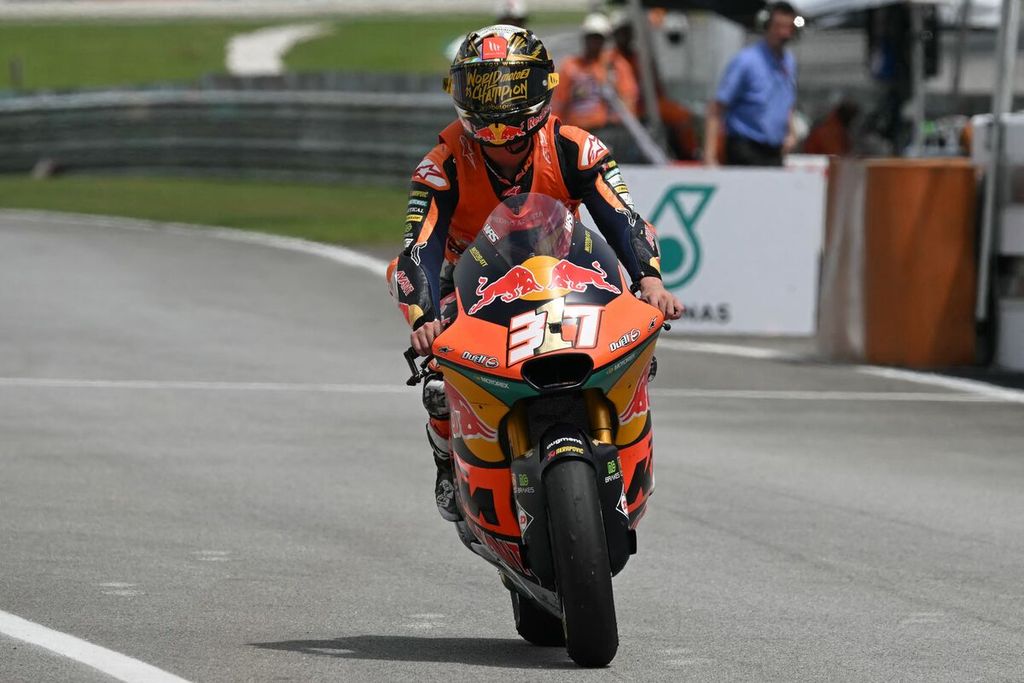 Pebalap tim Red Bull KTM Ajo, Pedro Acosta, melakukan selebrasi sebagai juara dunia Moto2 musim 2023 di Sirkuit Sepang, Malaysia, Minggu (12/11/2023). 