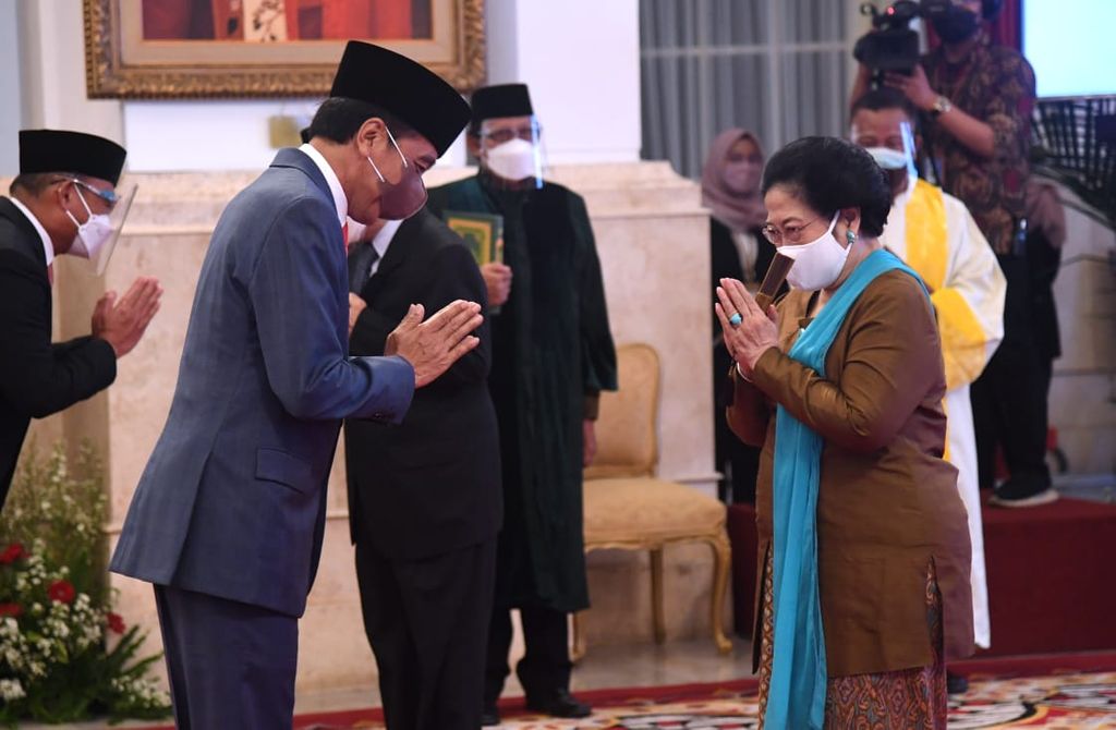https://assetd.kompas.id/ouQVp6Stu6betnsUrnYHi_GZHk8=/1024x670/https%3A%2F%2Fkompas.id%2Fwp-content%2Fuploads%2F2021%2F10%2FPresiden-Jokowi-mengucapkan-selamat-kepada-Ketua-Dewan-Pengarah-BRIN-Megawati-Soekarnoputri_1634122295.jpeg