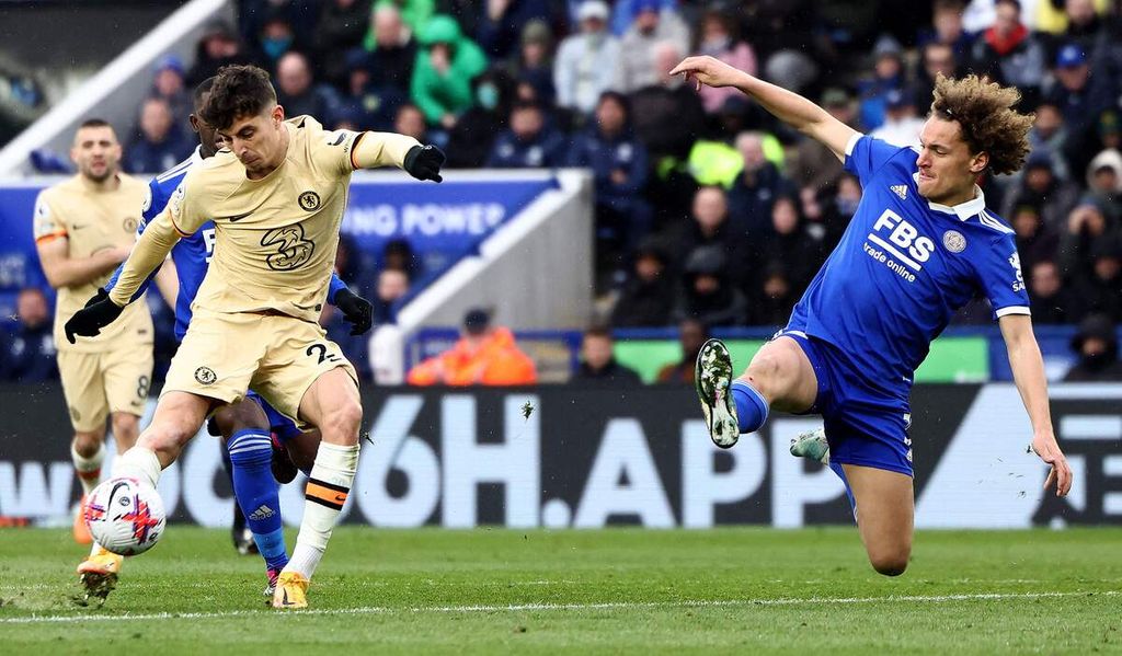 Bek Leicester City, Wout Faes, berusaha mengeblok tendangan gelandang Chelsea, Kai Havertz, dalam pertandingan Liga Inggris antara Leicester City dan Chelsea di Stadion King Power, Leicester, Sabtu (11/3/2023). 