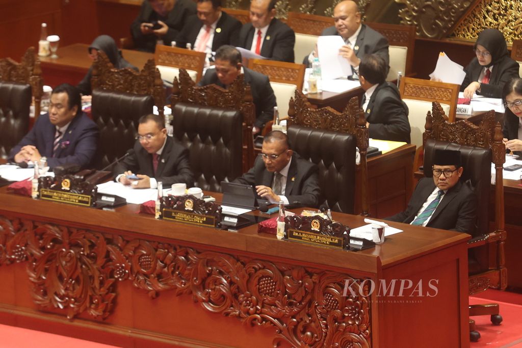Unsur pimpinan DPR (dari kiri ke kanan), Rachmat Gobel, Sufmi Dasco Ahmad, Lodewijk Freidrich Paulus, dan Muhaimin Iskandar, memimpin rapat paripurna dengan agenda penyampaian pandangan fraksi-fraksi terhadap revisi empat Rancangan Undang-Undang di Gedung Parlemen, Jakarta, Selasa (28/5/2024). 