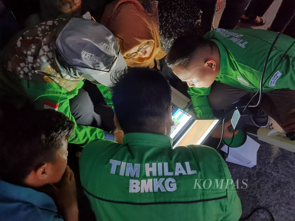 Tim Hilal Badan Meteorologi, Klimatologi, dan Geofisika (BMKG) Stasiun Geofisika Mataram melakukan pengamatan hilal awal Ramadhan 1444 Hijriah di Pantai Loang Baloq, Mataram, NTB, Rabu (22/3/2023). Dari lokasi tersebut, hilal terpantau pada pukul 18.45 Wita.