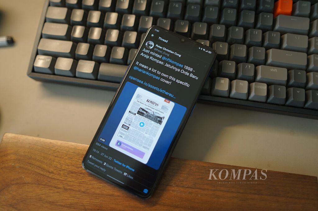 Tangkapan layar akun Twitter Peter Cung pada Senin (27/6), saat menunjukkan keberhasilannya mendapat NFT Kompas edisi 1998.
