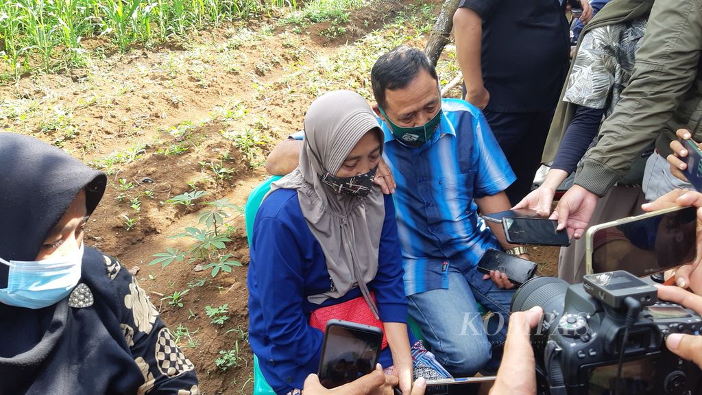 Keluarga korban saat mengikuti proses otopsi di Bandar Lampung, Rabu (20/7/2022). 