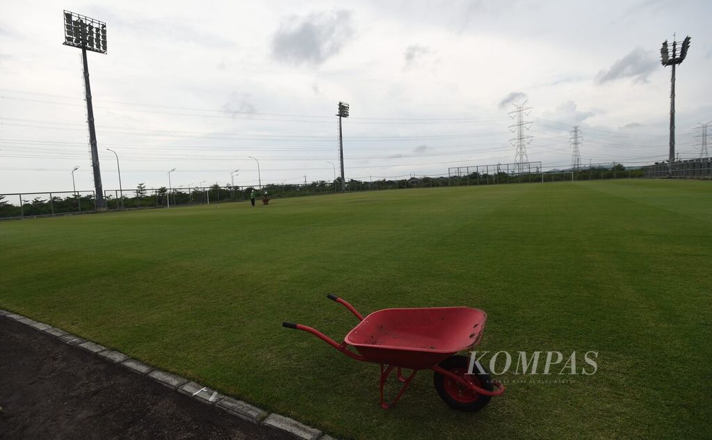 Lapangan tempat untuk latihan di Stadion Gelora Bung Tomo di tengah persiapan sebagai tempat penyelenggaraan Piala Dunia U-20, Surabaya, Jawa Timur, Selasa (28/3/2023). Sejumlah persiapan masih terus dilakukan di stadion yang akan menjadi salah satu tempat penyelenggaraan Piala Dunia U-20 tersebut. FIFA mencabut status Indonesia sebagai tuan rumah sehingga turnamen ini batal.