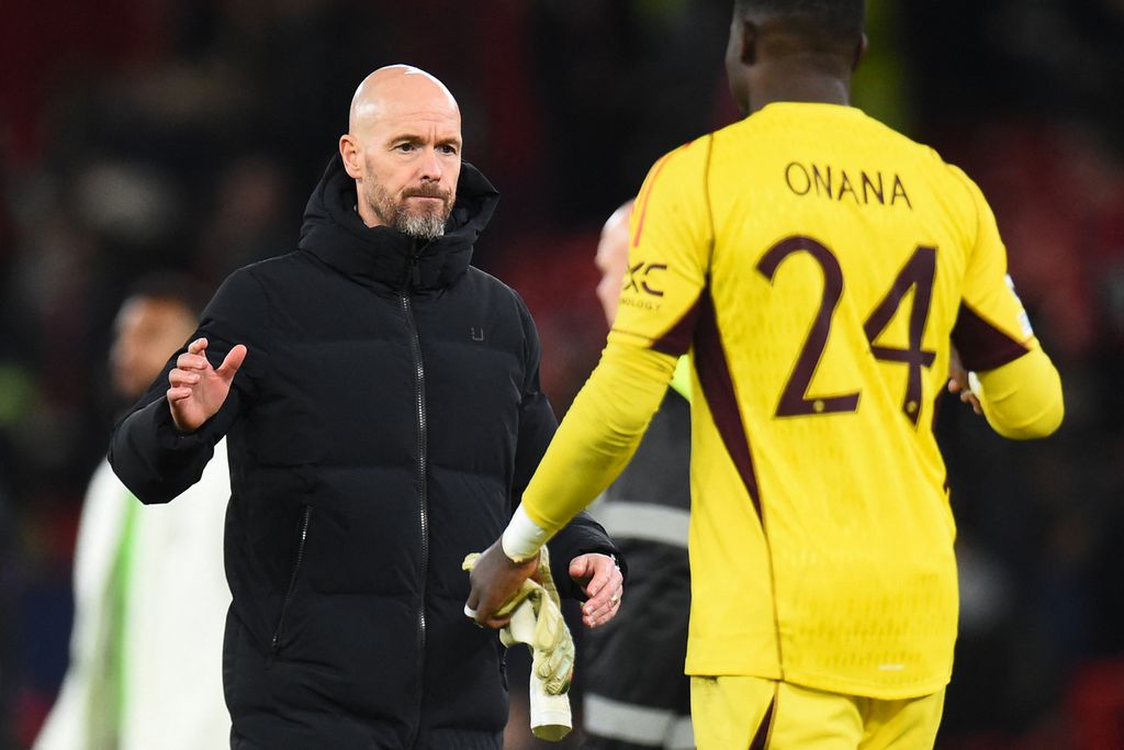 Manajer Manchester United Erik ten Hag berjabat tangan dengan kiper MU, Andre Onana, setelah pertandingan Grup A Liga Champions UEFA antara Manchester United dan FC Bayern Muenchen di Stadion Old Trafford di Manchester, barat laut Inggris, Rabu (13/12/2023) dini hari WIB.