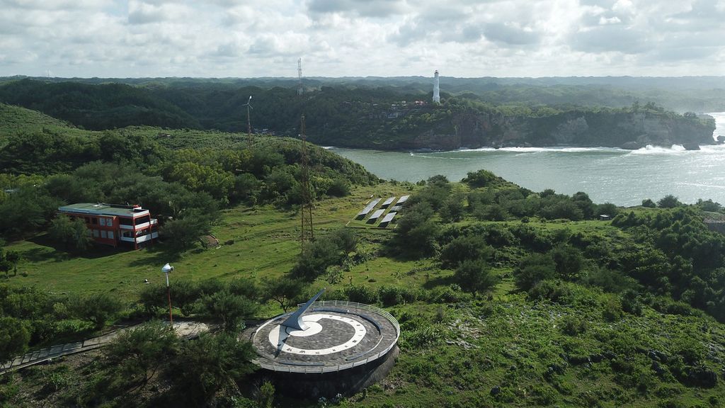 Kompleks Baron Technopark di Kecamatan Saptosari, Gunungkidul, DI Yogyakarta, dengan jam matahari sebagai daya tarik utamanya, Jumat (26/1/2024). Kawasan Baron Technopark yang mulai dibangun tahun 2010 itu menjadi model pengembangan energi baru terbarukan (EBT) sekaligus berfungsi sebagai tempat wisata edukasi. Pembangkit listrik hibrida di tempat itu dibangun menggunakan dana dari hibah Norad Norwegia pada tahun 2009.