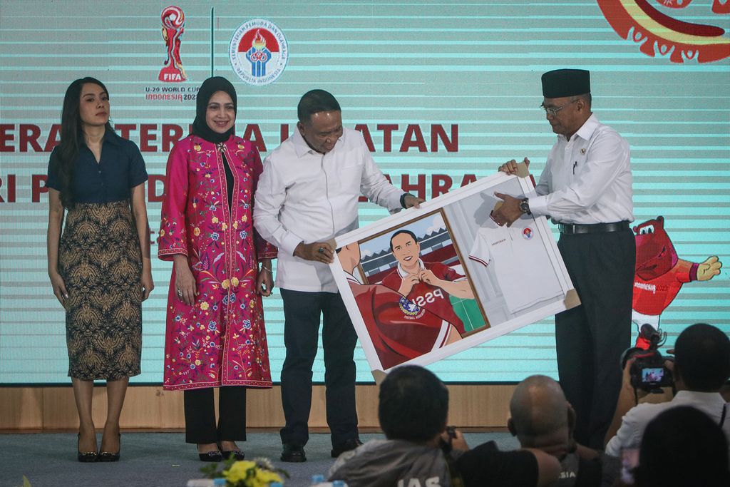 Pelaksana Tugas (Plt) Menteri Pemuda dan Olahraga sekaligus Menteri Koordinator Bidang Pembangunan Manusia dan Kebudayaan Muhadjir Effendy (kanan) menyerahkan kenang-kenangan kepada Mantan Menteri Pemuda dan Olahraga Zainudin Amali (kedua dari kanan) di Wisma Menpora, Jakarta, Kamis (16/3/2023). 