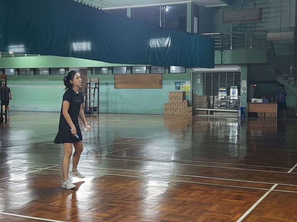 Karyawan swasta Sherly Rosmala (25) sedang bermain bulu tangkis di Gedung Mitra Utama, Jakarta Barat, Rabu (16/11/2022). Ia mengatakan, minimal sekali dalam seminggu berolahraga bulu tangkis bersama teman-temannya sebagai kegiatan rekreasi untuk mengisi waktu luang.