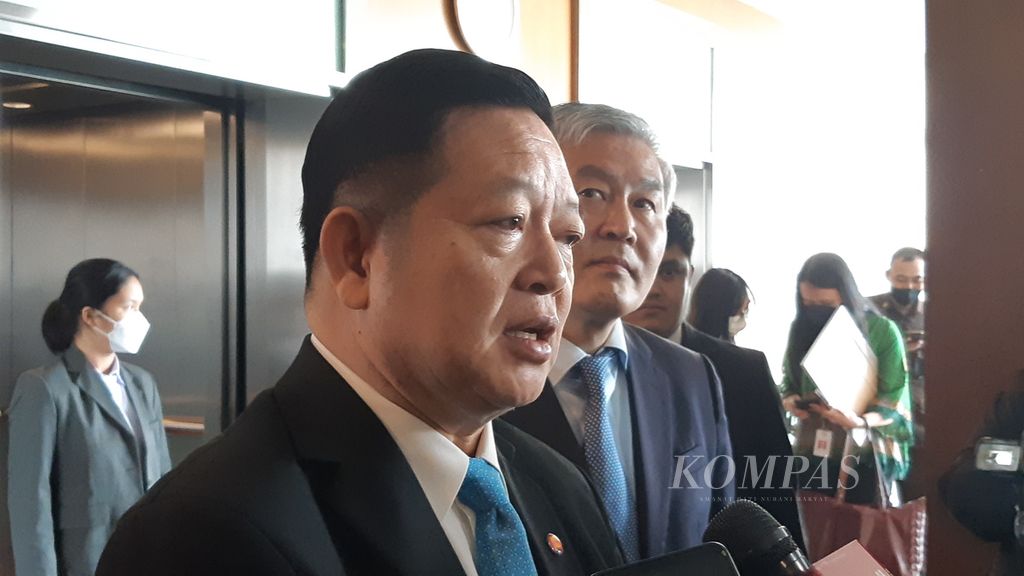 Sekretaris Jenderal ASEAN Kao Kim Hourn (kedua dari kiri) berbicara kepada wartawan seusai memberi kuliah umum di Universitas Pelita Harapan, Tangerang, Banten, Senin (13/3/2023). Di sebelah Kao adalah Duta Besar Korea Selatan untuk ASEAN Kwon Hee-seog (ketiga dari kiri).