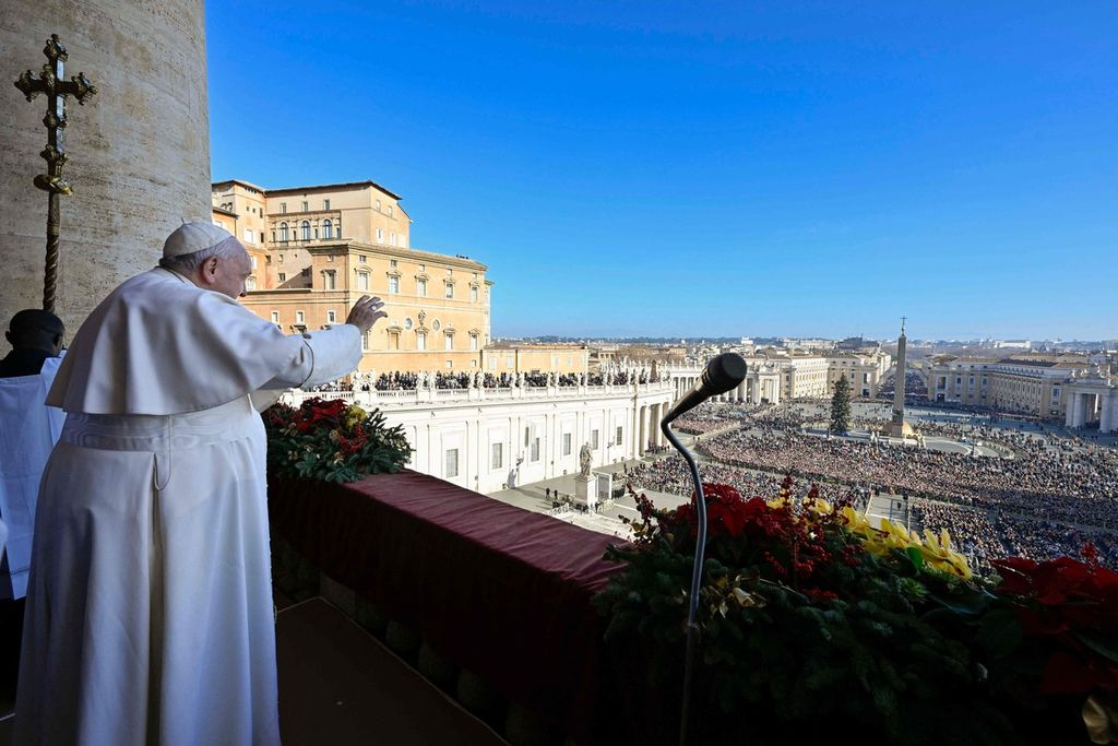 Paus Fransiskus menyampaikan berkat Natal Urbi et Orbi (kepada kota dan dunia) saat ia berdiri di balkon yang menghadap ke Lapangan Santo Petrus di Vatican, 25 Desember 2022.