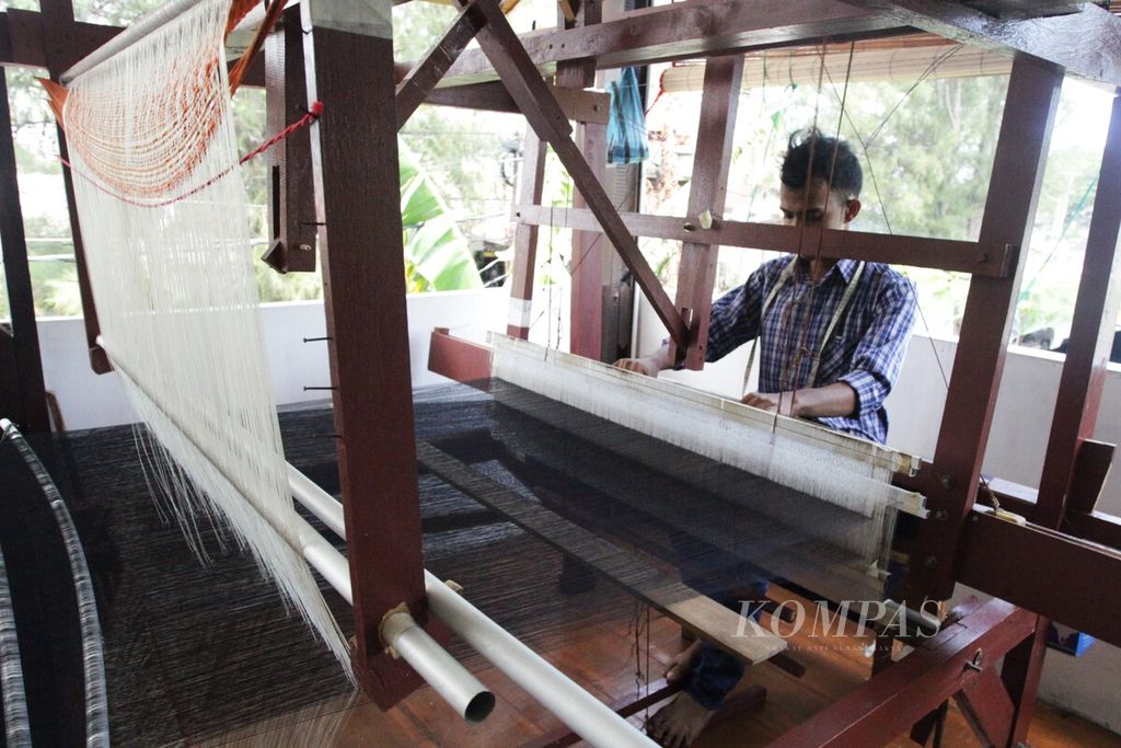 Produksi kain tenun menggunakan alat tenun bukan mesin di Kota Banda Aceh, Provinsi Aceh. Rumah produksi Tenun Kutaraja mengangkat motif tradisional Aceh.