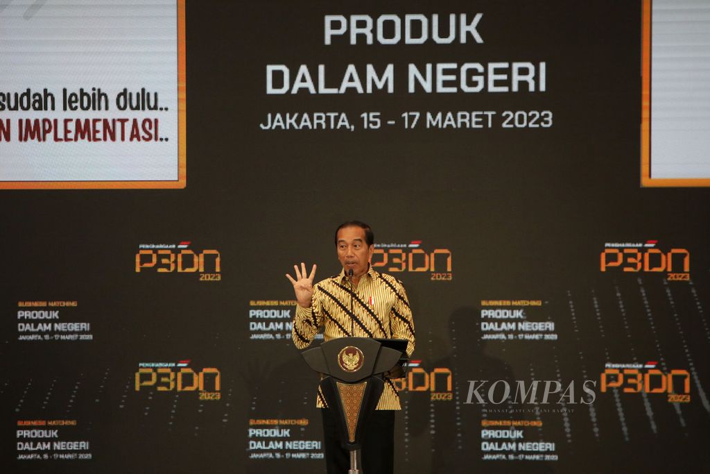 Presiden Joko Widodo menyampaikan sambutan pada pada pembukaan Business Matching Produk Dalam Negeri di Istora Senayan, Jakarta, Rabu (15/3/2023). Pada sambutannya Presiden mengingatkan kembali akan pentingnya untuk membeli produk-produk dalam negeri. Apalagi bagi kementerian dan lembaga serta pemerintah daerah yang belanjanya dari APBN ataupun APBD untuk membelanjakan kebutuhannya dari produk-produk dalam negeri. 