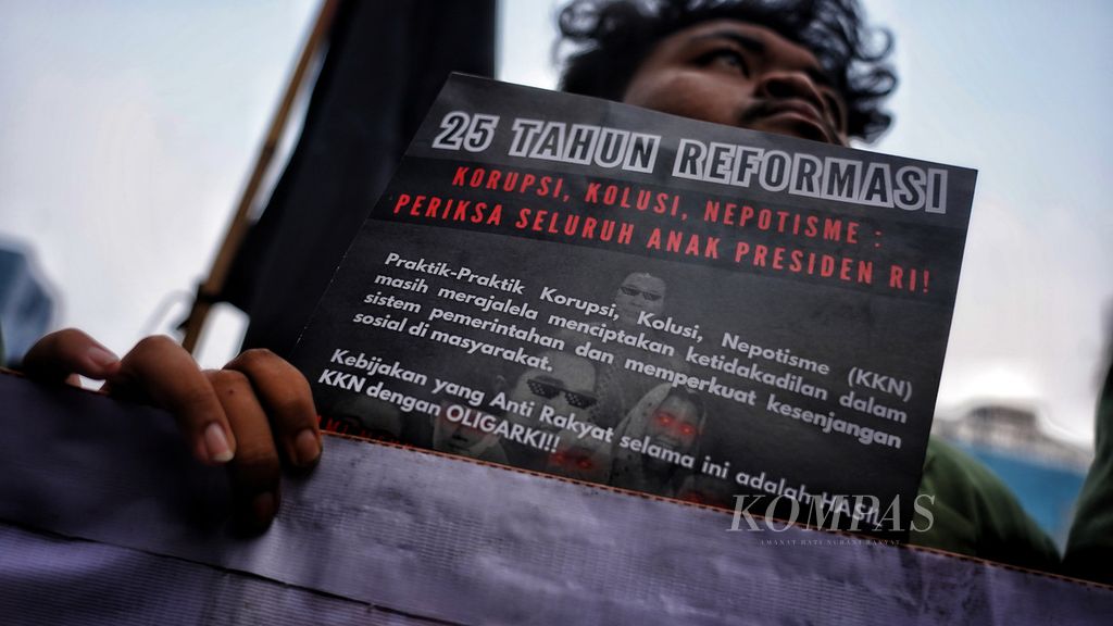 Sejumlah mahasiswa dari berbagai perguruan tinggi di Jabodetabek menggelar Aksi Peringatan 25 Tahun Reformasi di kawasan Patung Kuda, Jalan Merdeka Barat, Jakarta, Kamis (25/5/2023). 