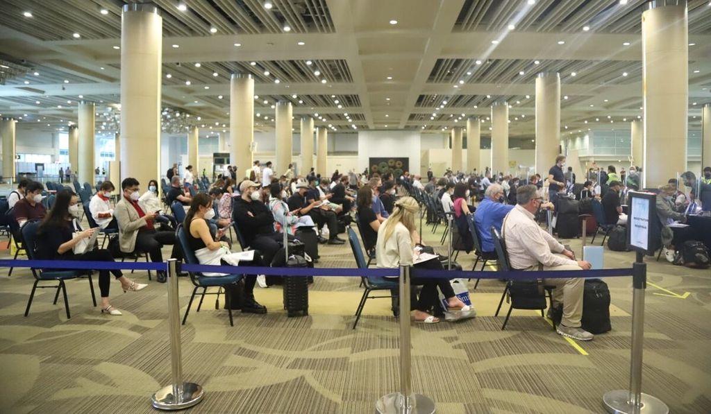 Photo documentation of Public Relations of PT Angkasa Pura I (Persero) I Gusti Ngurah Rai International Airport, Badung, activities at I Gusti Ngurah Rai Airport when passengers arrive on international routes on Wednesday (16/2/2022)..