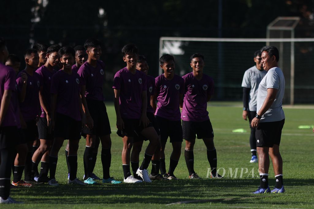Pelatih Tim U-16 Indonesia Bima Sakti (kanan) memimpin latihan timnya di lapangan Universitas Negeri Yogyakarta, DI Yogyakarta, Jumat (5/8/2022). Latihan itu bagian dari persiapan menghadapi Vietnam pada laga turnamen sepak bola Piala AFF U-16 2022, Sabtu (6/8/2022). 