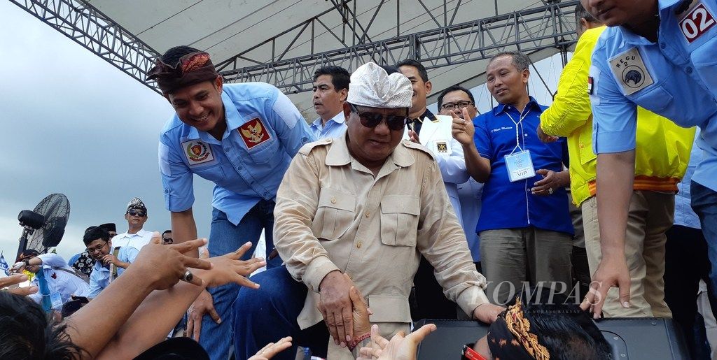 https://assetd.kompas.id/pB_2Hl9Ku5JxjOW0Dg5Nx6W7hKY=/1024x515/filters:watermark(https://cdn-content.kompas.id/umum/kompas_main_logo.png,-16p,-13p,0)/https%3A%2F%2Fkompas.id%2Fwp-content%2Fuploads%2F2019%2F03%2F20190326cokd-kampanye-prabowo-di-baliSILO.jpg